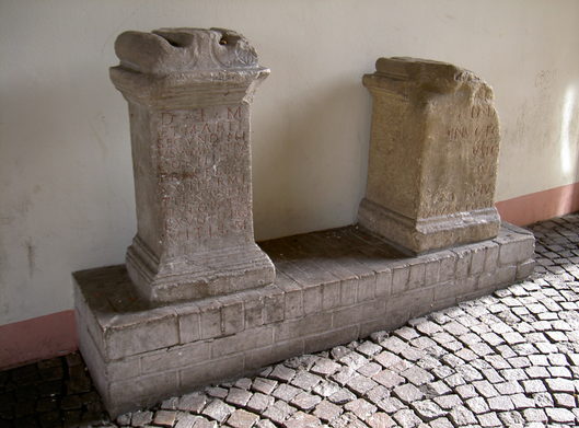 Weihealtäre auf dem Ballplatz