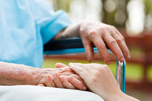 Junge Hand hält alte Hand © Sandor Kacso - Fotolia.com