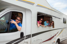 Eine Familie im Campingmobil