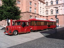 Der Gutenberg-Express startet mehrmals täglich vom Staatstheater aus.