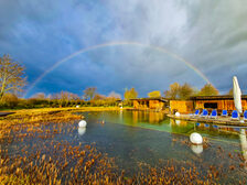 Der Außenbereich der Rheinwelle mit Pool und Liegen