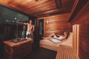 Ein Mann und eine Frau entspannen in einer Sauna. © Favorite Parkhotel