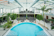 Poolbereich und Liegebereich im Bäderhaus Bad Kreuznach