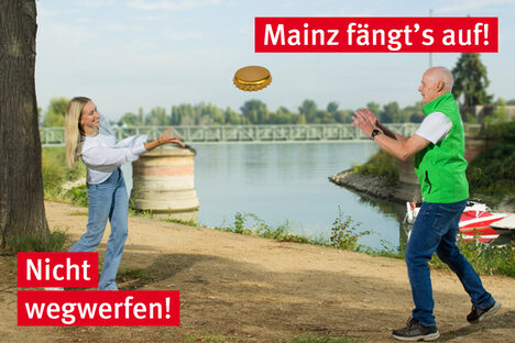 Eine junge Frau wirft einen überdimensional großen Kronkorken