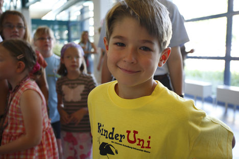 Junge mit T-Shirt der Kinderuni