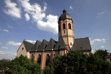 St. Stephan - Hallenkirche mit drei Schiffen und Turm