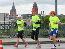 Uczestnicy maratonu w Moguncji na moście „Theodor-Heuss-Brücke”