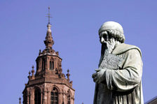 Arka planda St. Martin Katedrali ile birlikte Gutenberg heykeli