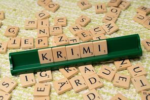 Scrabble Spielsteine bilden das Wort Krimi &copy; Pixabay