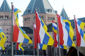 Viele Fastnachtsfahnen vor dem Dom. &copy; Landeshauptstadt Mainz