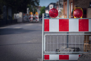 Absperrung auf der Straße © Adobe Stock