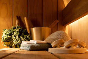 Gegenstände und Räucherbündel für einen Saunagang © AdobeStock MARINA