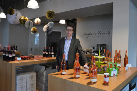 Hotelmanager Philipp Hengge im Weinshop Kaisergarten