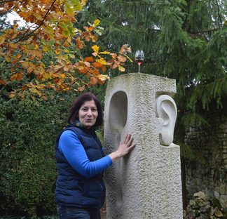 Ursula Bernhard-Räder am Urstein.