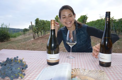 Lena Appelmann in den Weinbergen