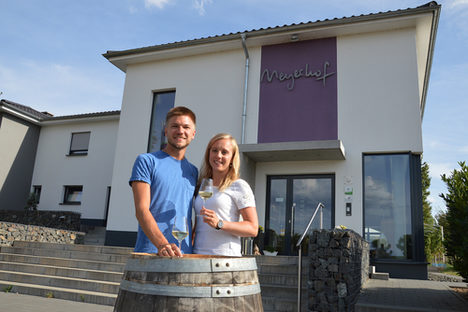 Sebastian und Alina Engel vor der Vinothek Meyerhof